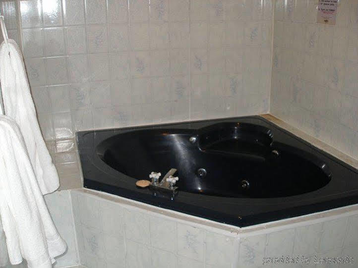 Lively Inn And Suites - Sudbury Naughton Szoba fotó